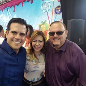 Peter Muller Maldonado junto a su esposa Evelyn Vázquez y Ricardo Rosselló