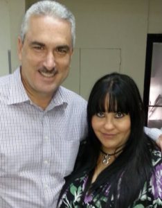 Lisandra Maldonado, esposa de Johnnie Méndez, junto a Rivera Schatz