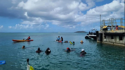 Manifestantes en kayaks impidiendo el paso de las lanchas de la ATM al puerto de Culebra