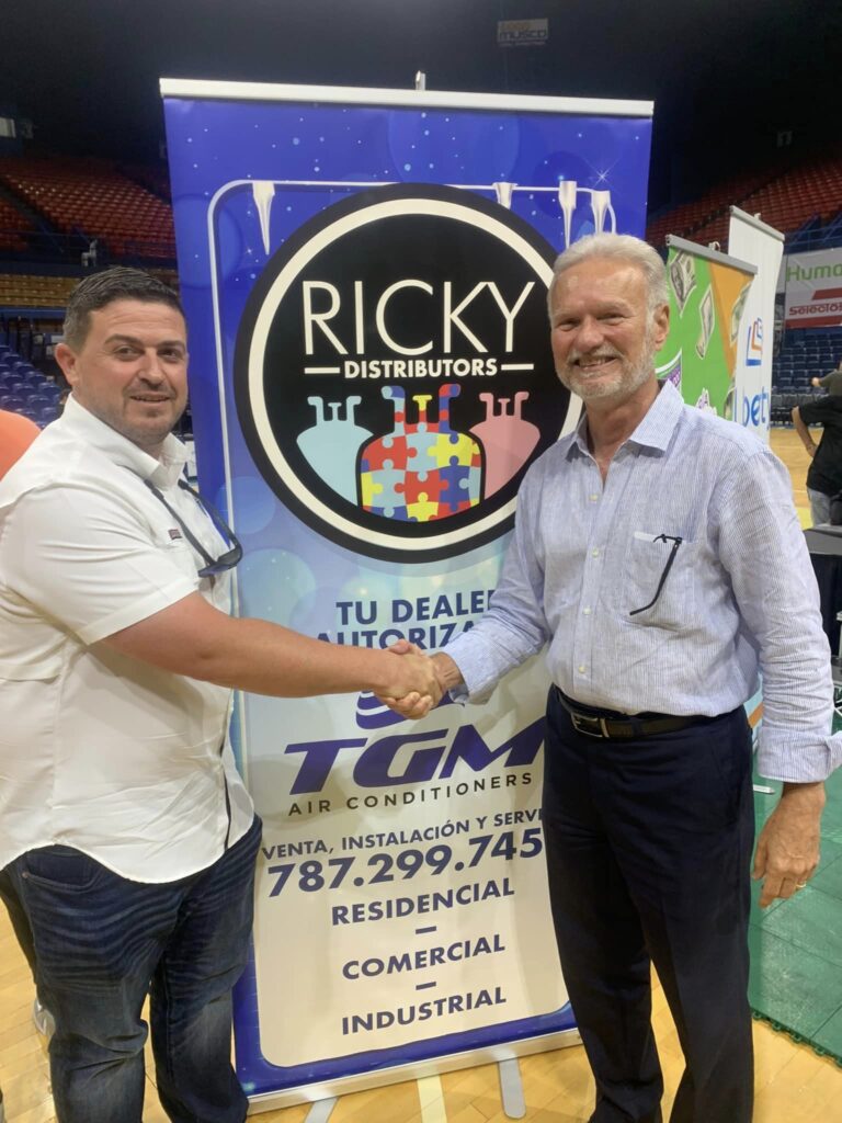 Ricky Rivera Vallejo, dueño de Environmental Distributors, saludando al alcalde de Bayamón Ramón Luis Rivera hijo.