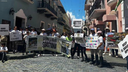 Personas protestando en San Juan contra el alcalde de Bayamón por ceder el Parque Ecuestre de la Reserva Natural a empresario asfaltero.