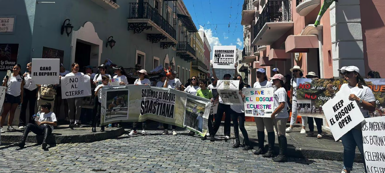 Personas protestando en San Juan contra el alcalde de Bayamón por ceder el Parque Ecuestre de la Reserva Natural a empresario asfaltero.