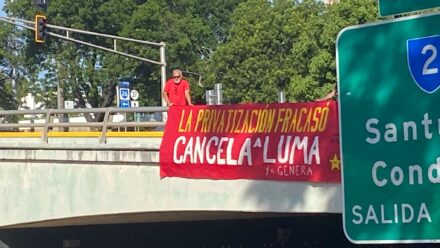 Pancarta contra Luma desplegada sobre la Avenida Baldorioty en Minillas. Lee: La privatización fracasó. Cancela a Luma. MST