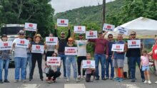 Personas protestan en Aibonito contra antena.