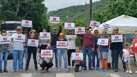 Personas protestan en Aibonito contra antena.