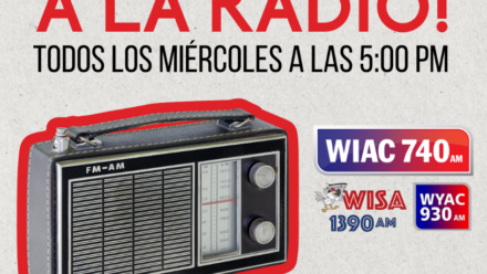 Un radio AM/FM con el texto: Llegamos a la Radio. En Línea Socialista todos los miércoles a las 5 PM en WIAC 740AM.