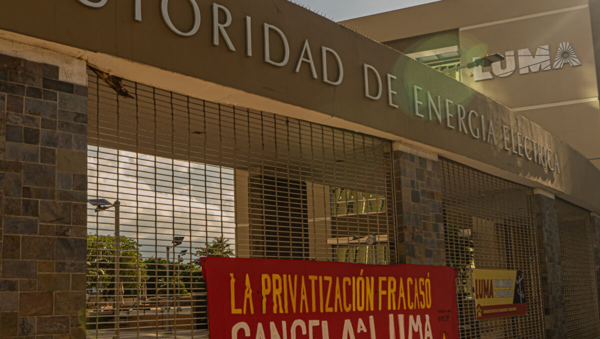 Pancarta del MST: La Privatización Fracaso, Cancela a LUMA y Genera, colocada en la entrada de LUMA (antiguo edificio de la AEE).