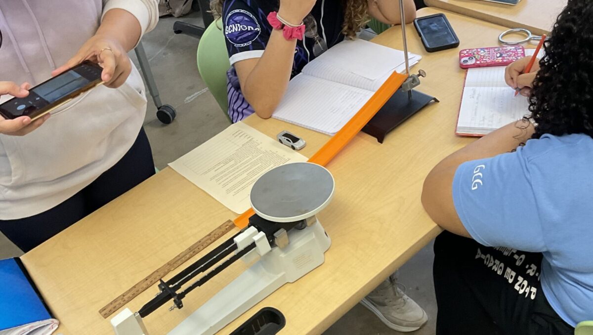 Estudiantes trabajando en un laboratorio física.