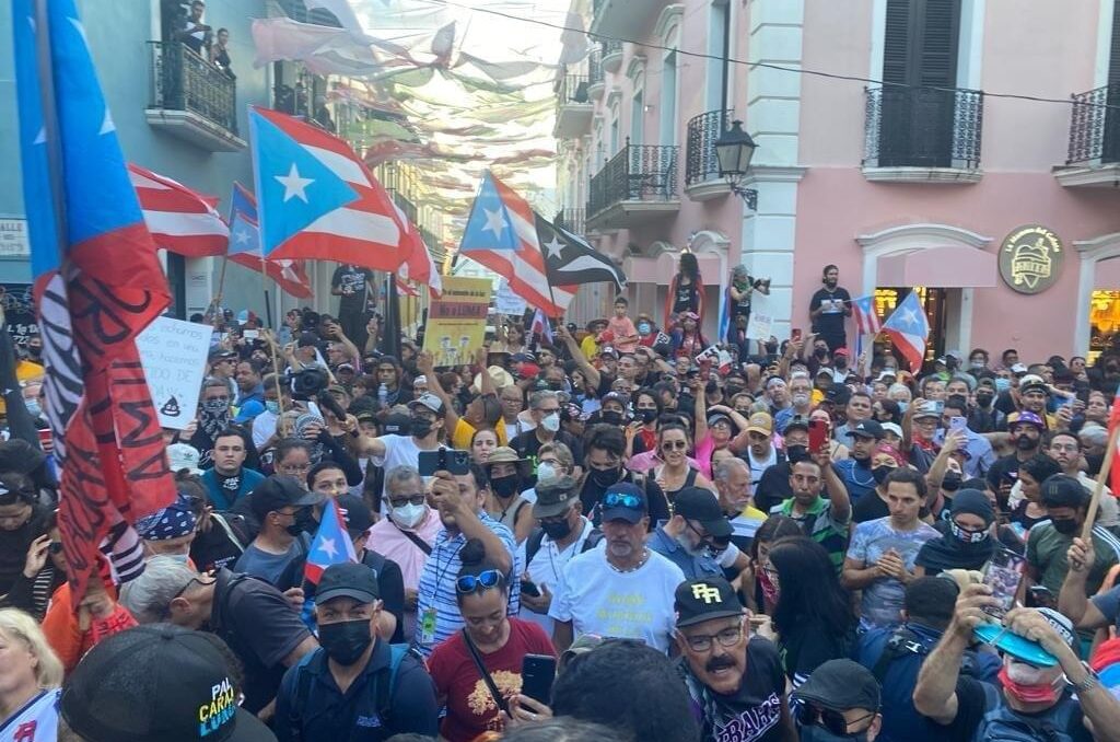 Personas en protesta Calle Resistencia, San Juan Puerto Rico