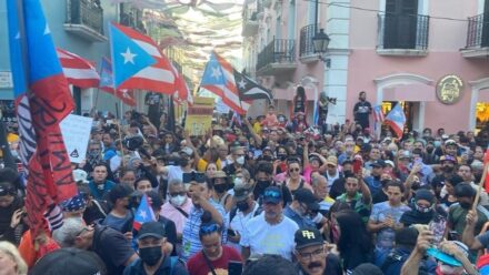 Personas en protesta Calle Resistencia, San Juan Puerto Rico