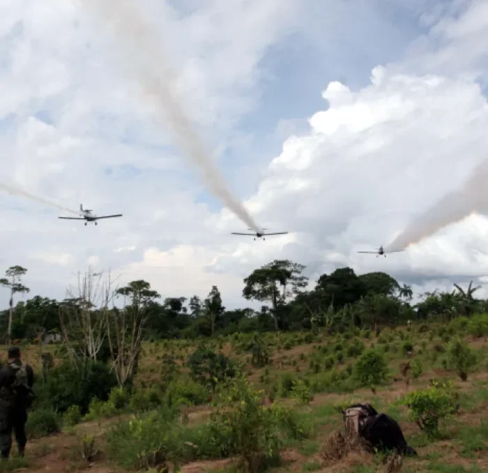 Uso de aviones para asperjar glisofato en bosques de Colombia