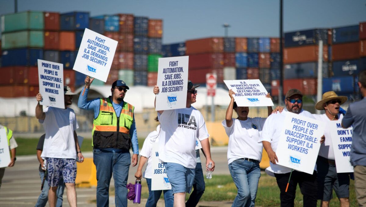 Trabajadores de puertos en EU eximen mejores salarios