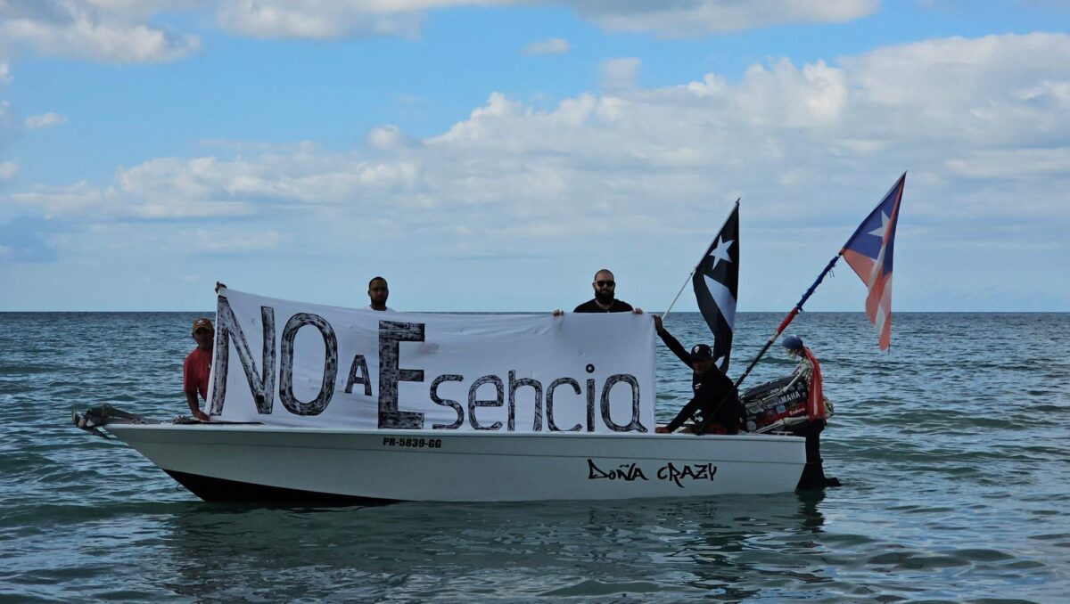 Protestan en un bote en Cabo Rojo