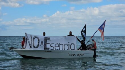 Protestan en un bote en Cabo Rojo