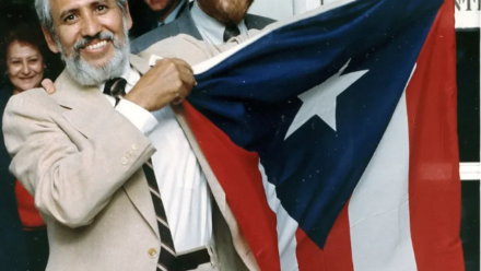 Filiberto Ojeda Rios cargando la bandera de Puerto Rico.