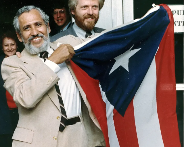 Filiberto Ojeda Rios cargando la bandera de Puerto Rico.